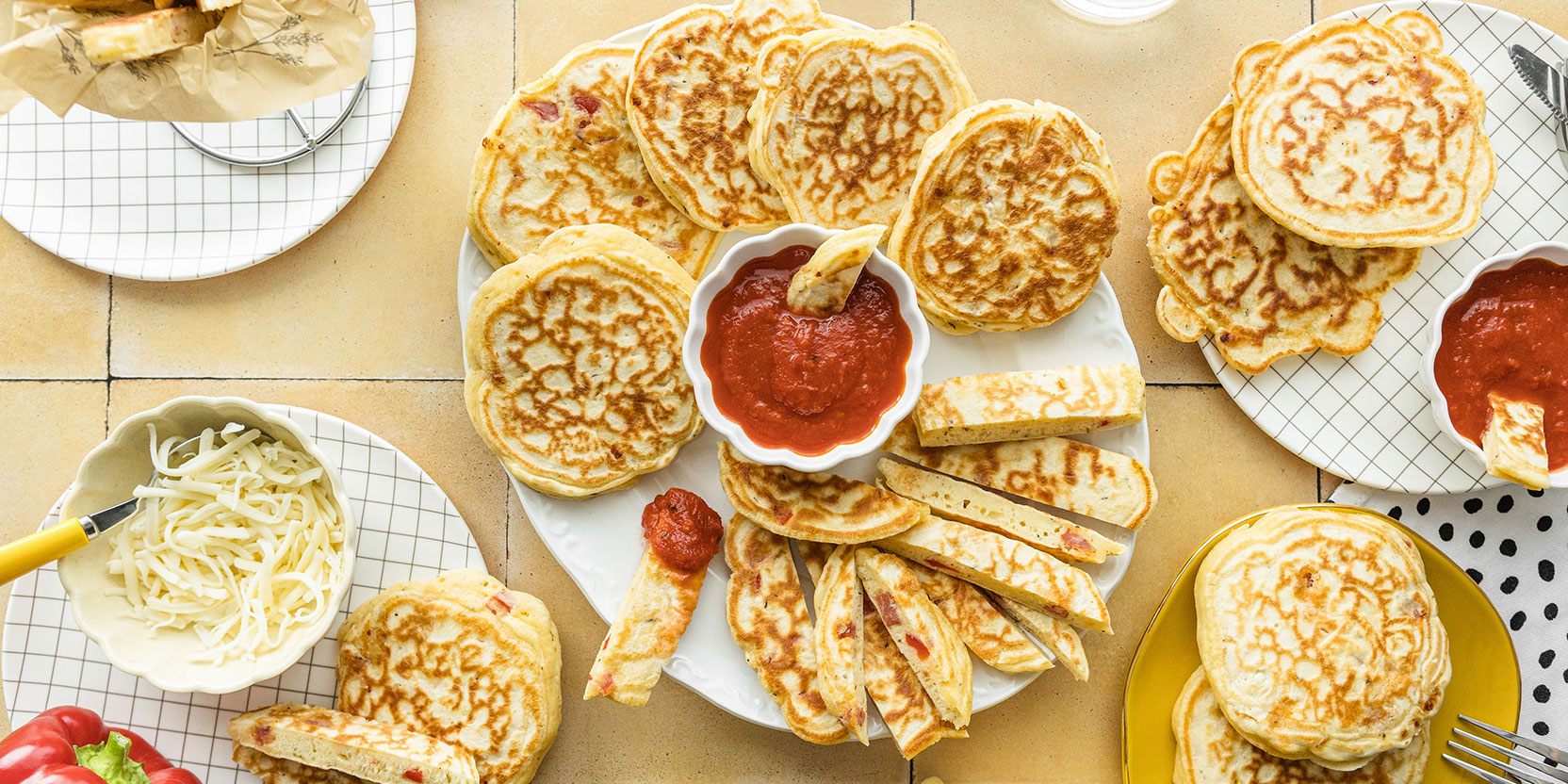 Bâtonnets de crêpes à la pizza avec trempette marinara