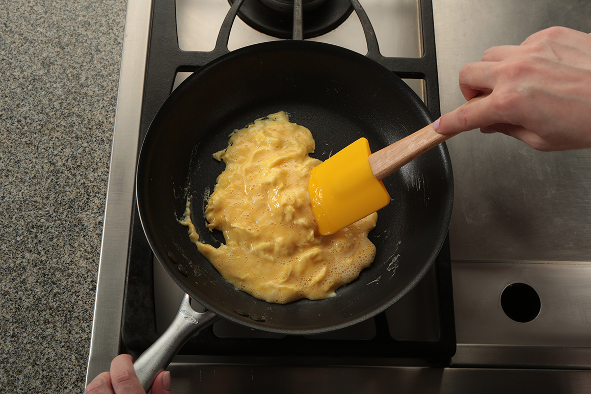 comment faire des œufs brouillés à la poêle