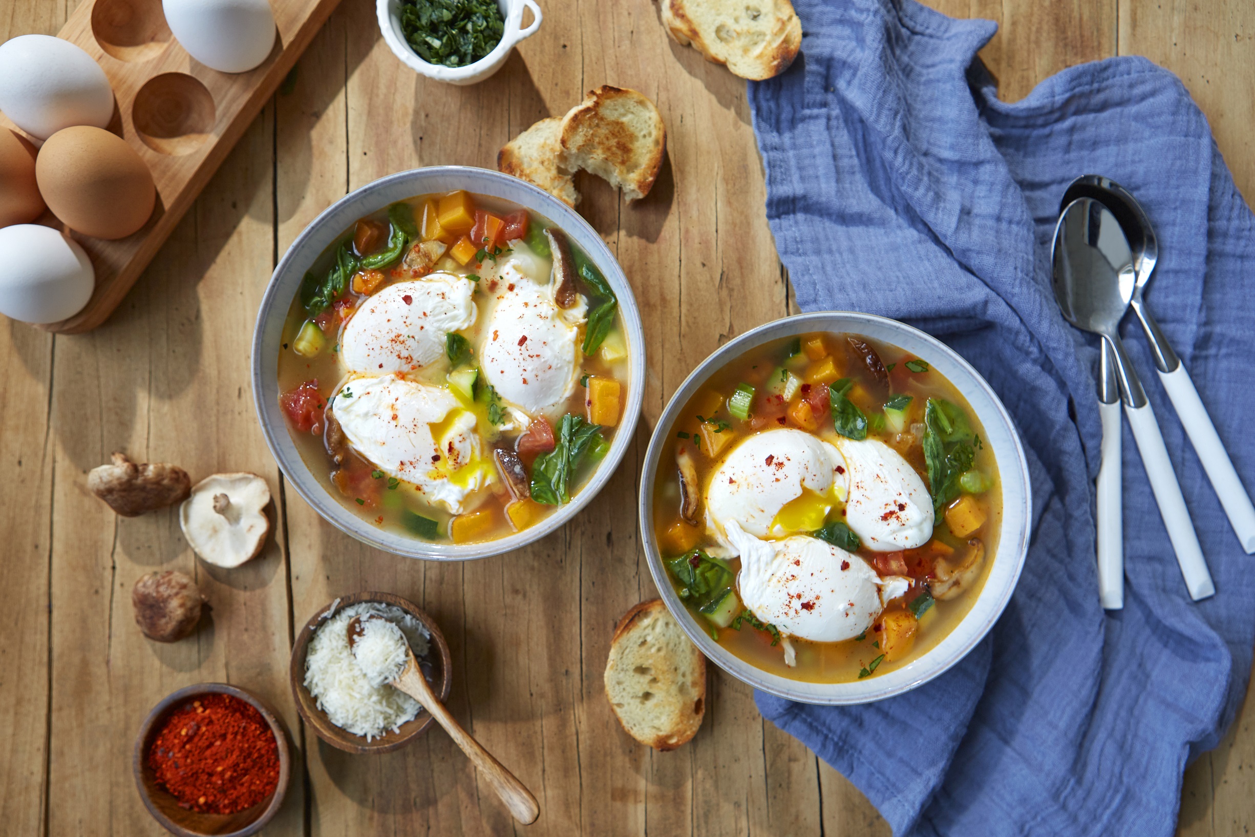 Soupe-repas aux légumes garnie d’œufs