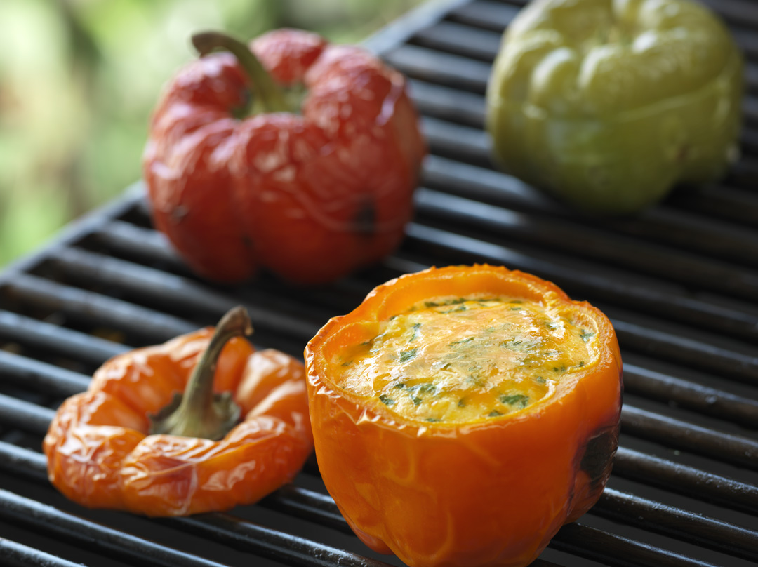 Œufs sur le grill dans des poivrons doux