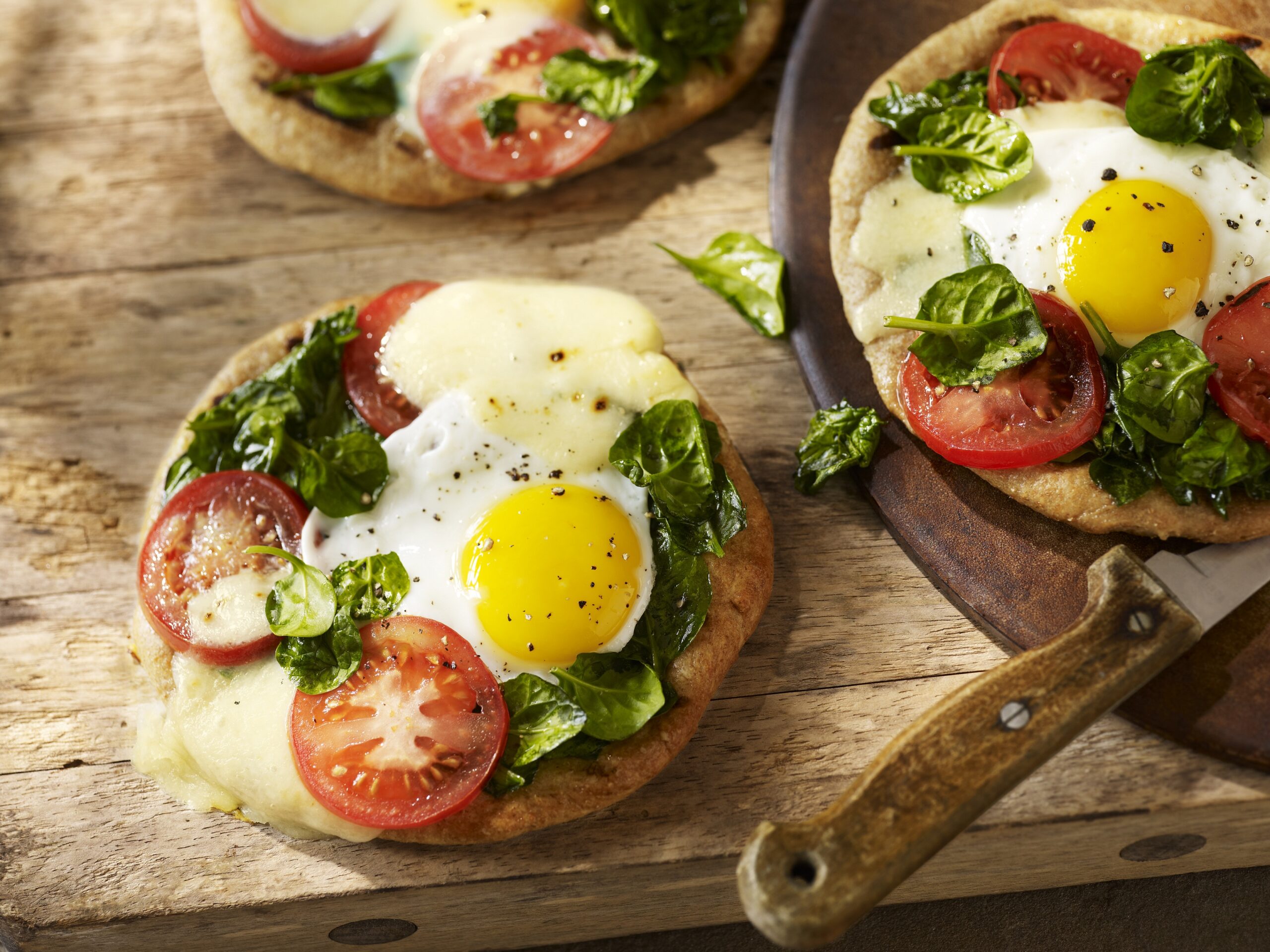 Pizza matinale sur pain plat