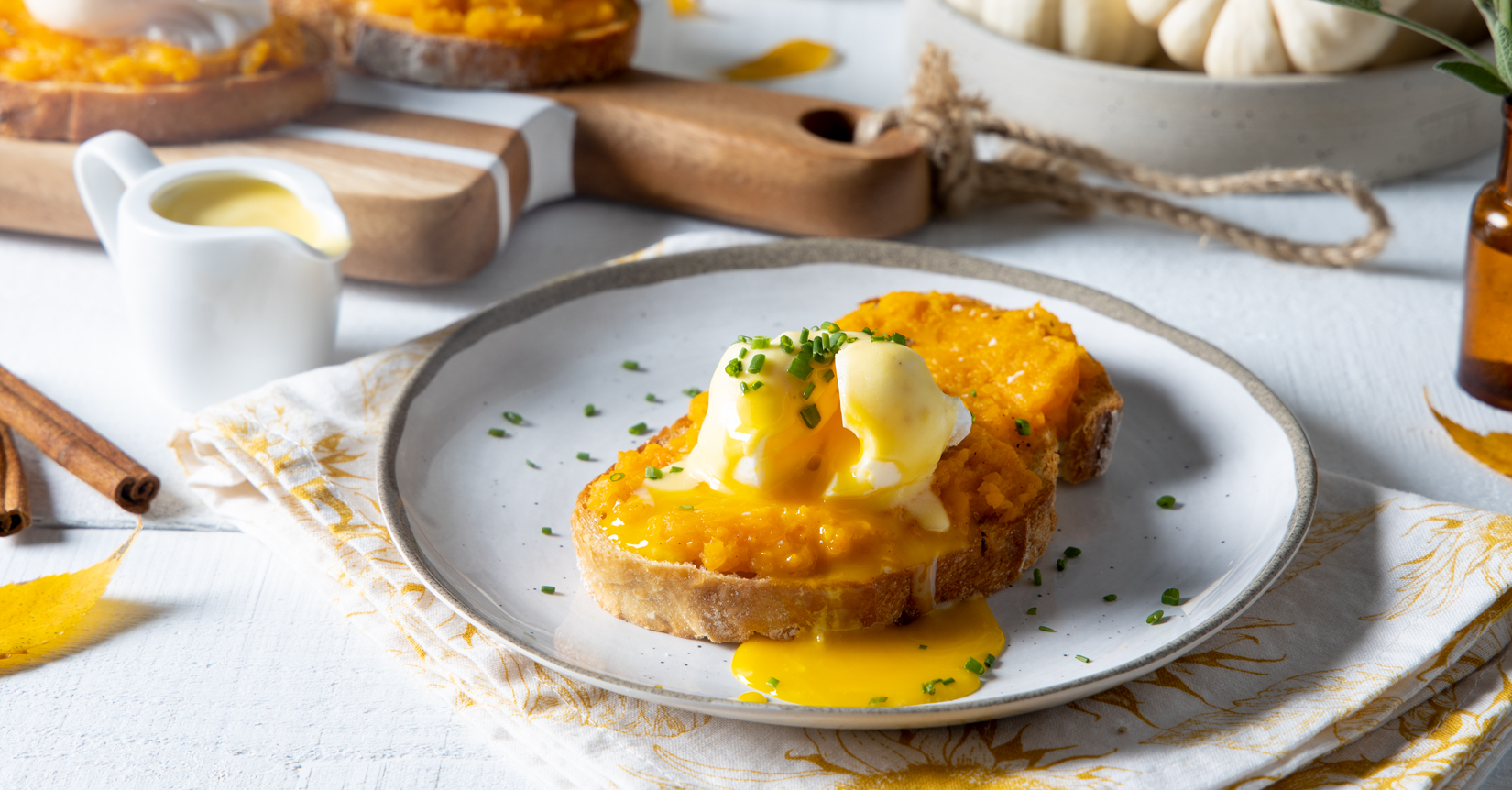 Œufs pochés sur courge d’automne rôtie à l’érable avec sauce hollandaise