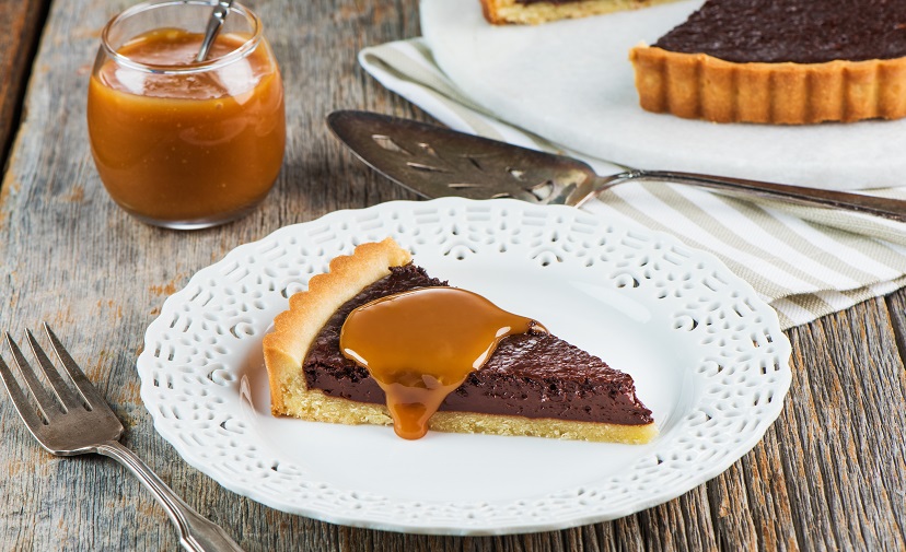 Tarte au chocolat avec sauce au caramel salé