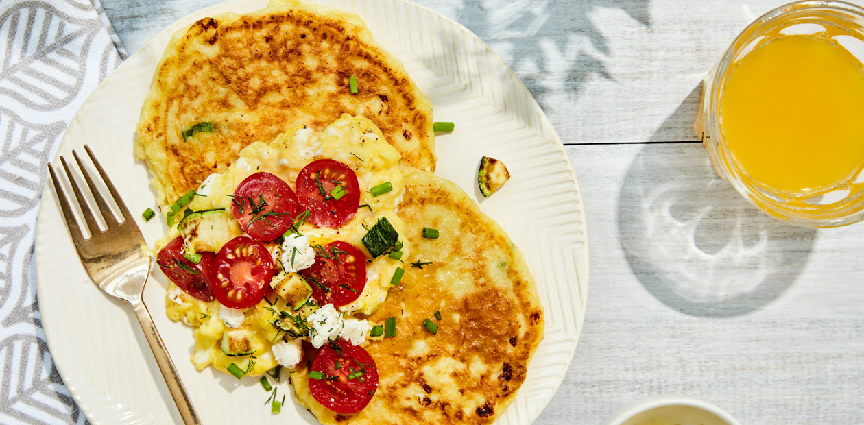 Crêpes au fromage cottage, œufs brouillés et salsa
