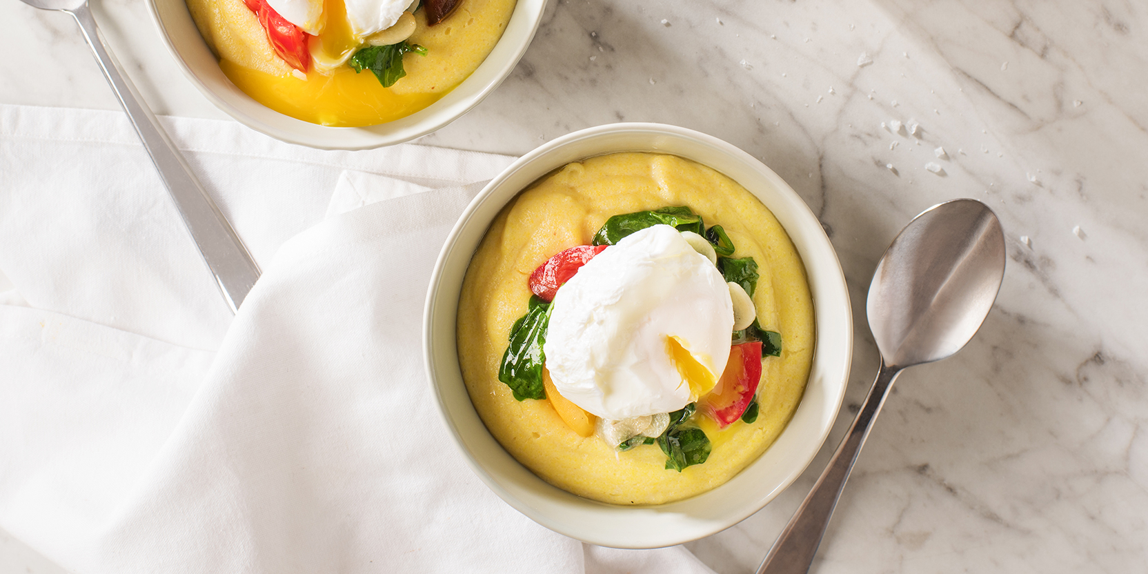 Polenta crémeuse avec épinards et tomates patrimoniales