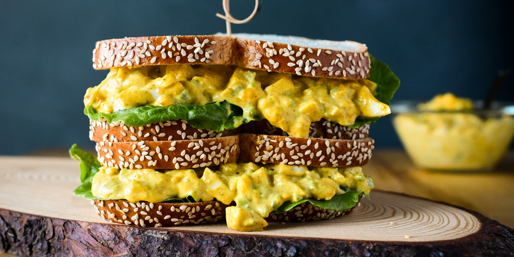 Sandwich à la salade aux œufs au cari sur pain du sabbat