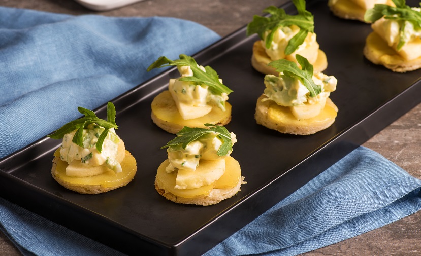 Bouchées pain à l’aneth, salade aux œufs et pomme