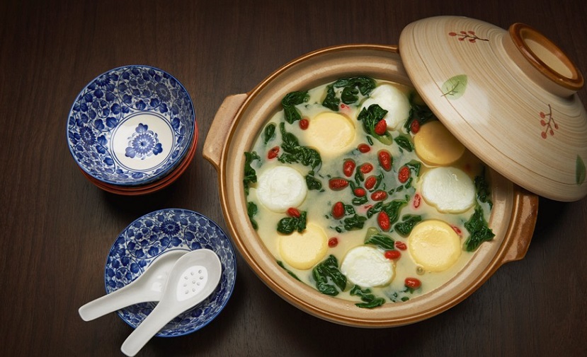 Bouillon de perles d’œufs et mini bok choy