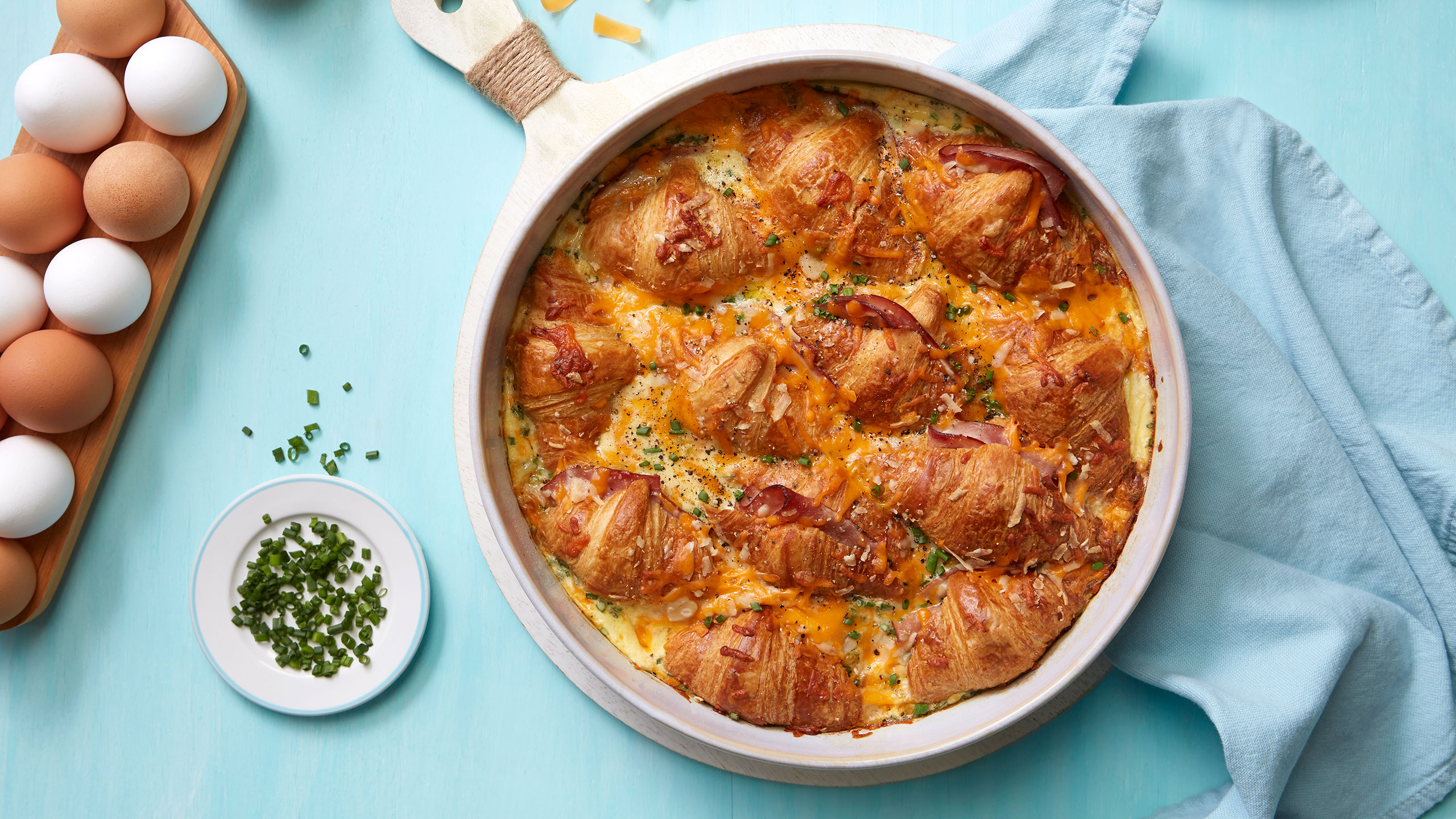 Croissant au jambon et cheddar cuit au four