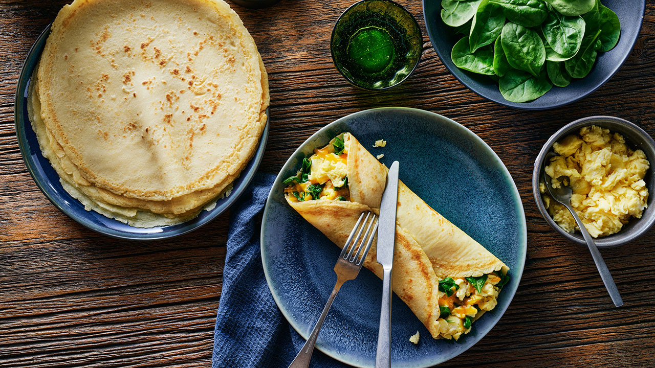 Crêpes farcies aux épinards et aux œufs brouillés au fromage