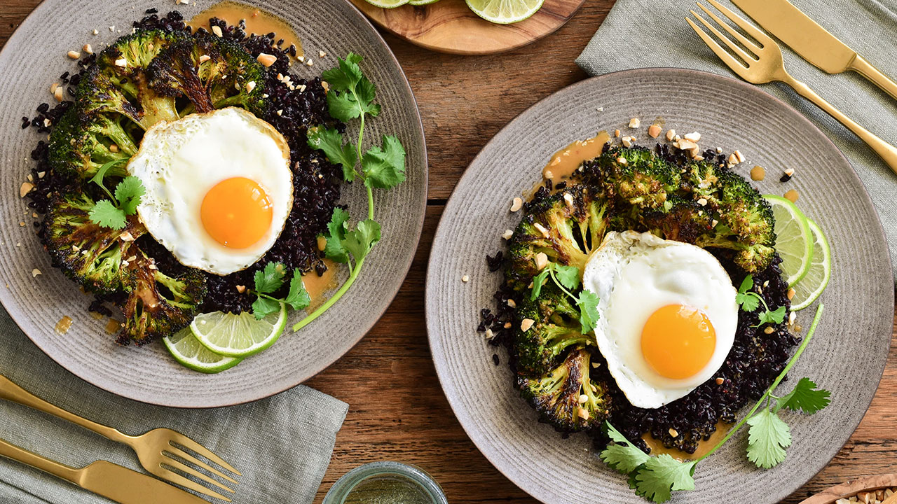Sauté de riz noir aux œufs frits et au brocoli rôti au parmesan