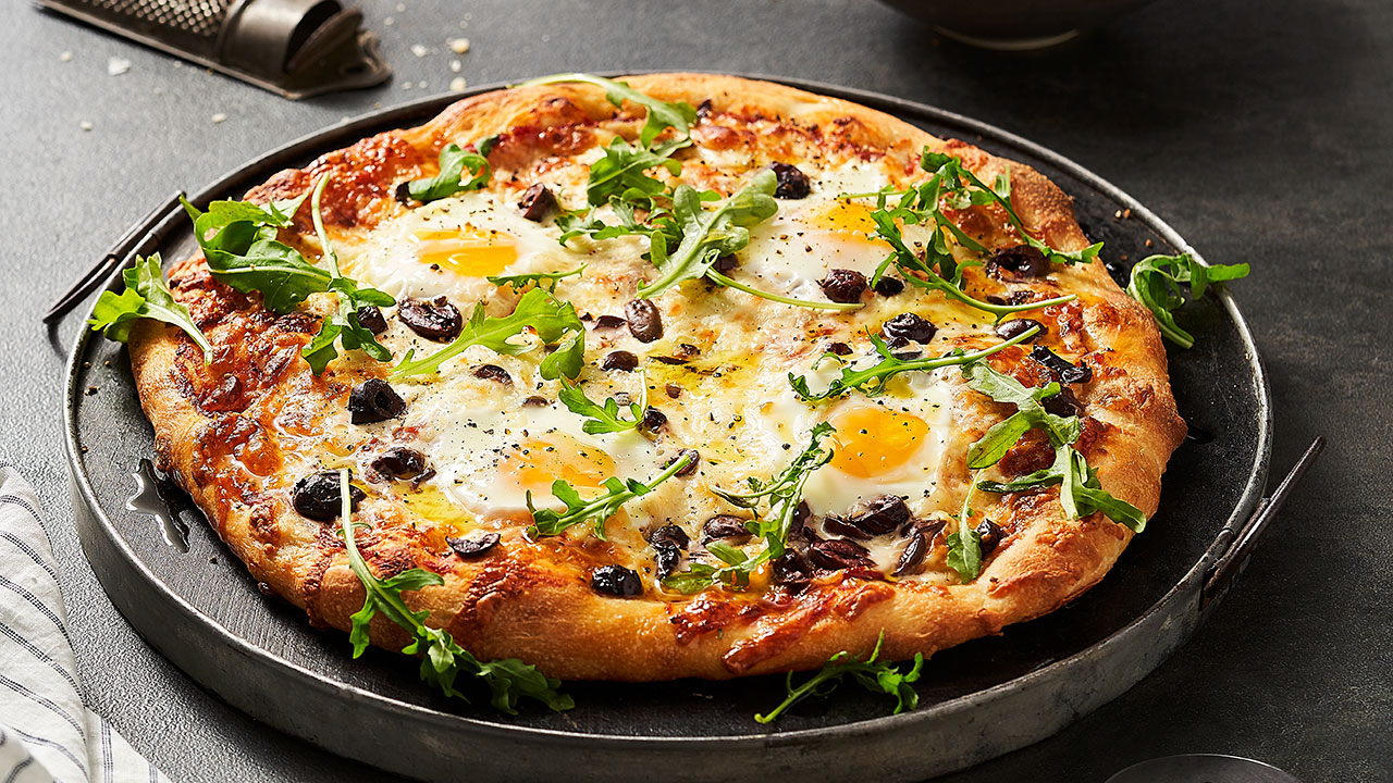 Pizza faite à la main avec œufs