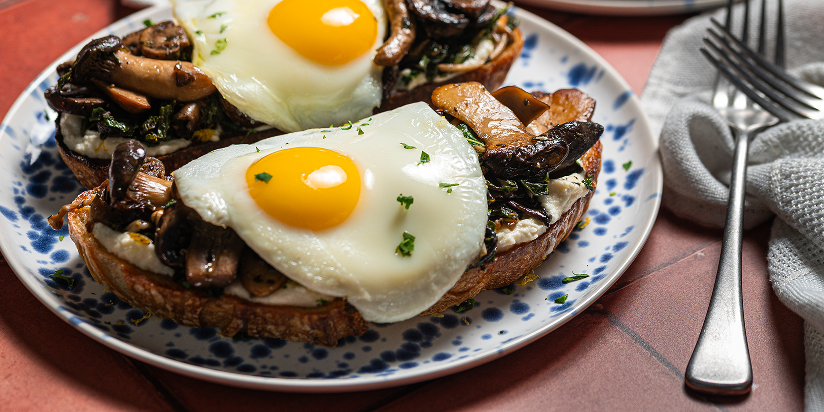 Tartine aux œufs et aux champignons