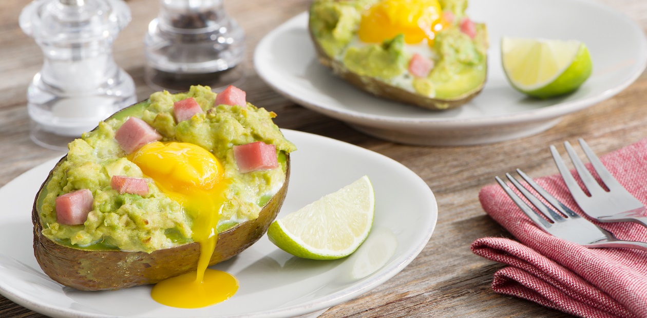 Avocats et œufs grillés