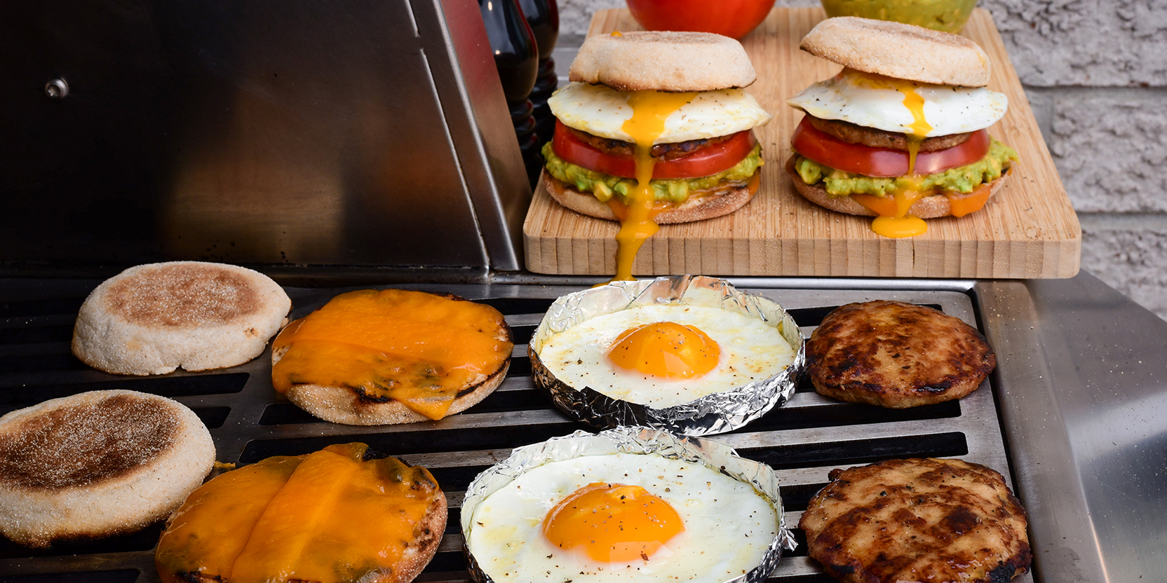 Œufs au miroir sur le grill