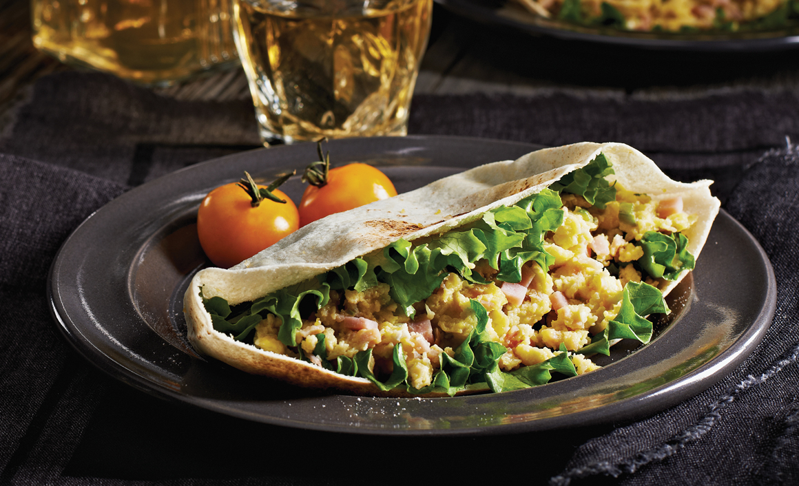 Pitas au jambon, au brie et aux œufs