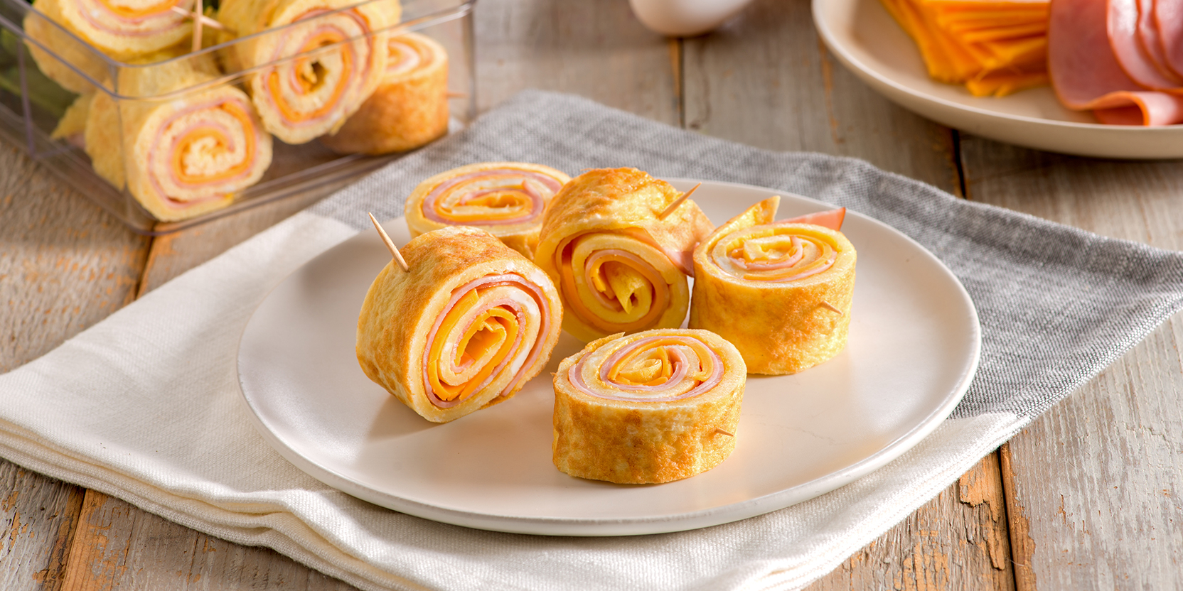 Roulés d’omelettes au jambon et au fromage