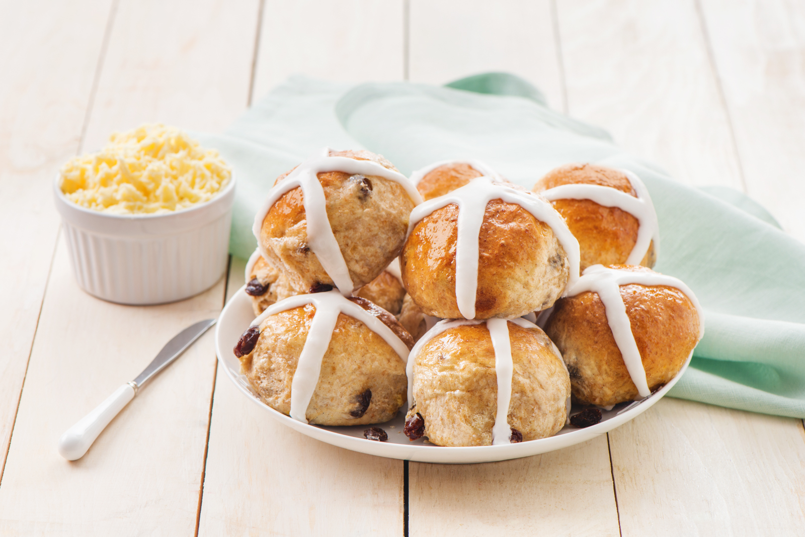 Brioches du Vendredi saint au blé entier à la cardamome