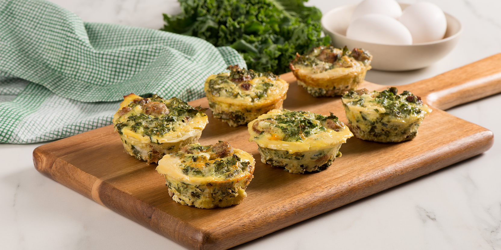 Minifrittatas au chou frisé et à la saucisse