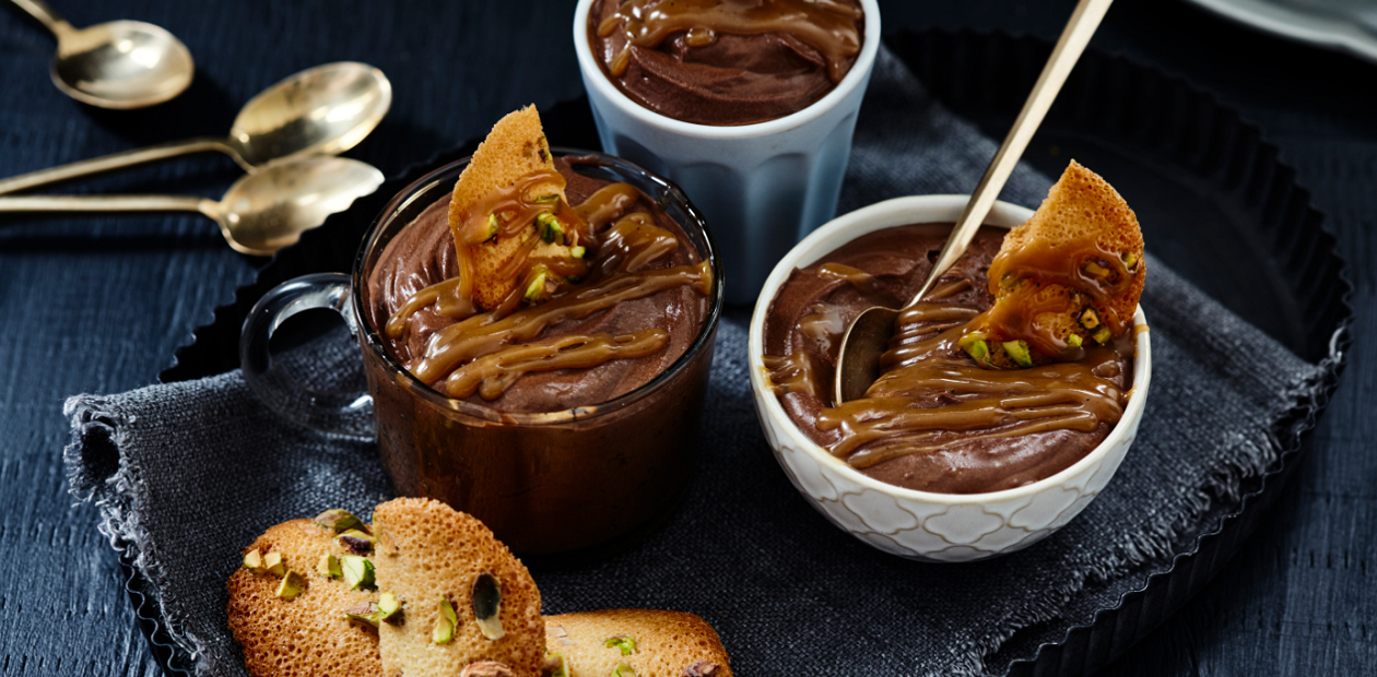 Mousse au chocolat, gaufrettes aux pistaches, caramel au café