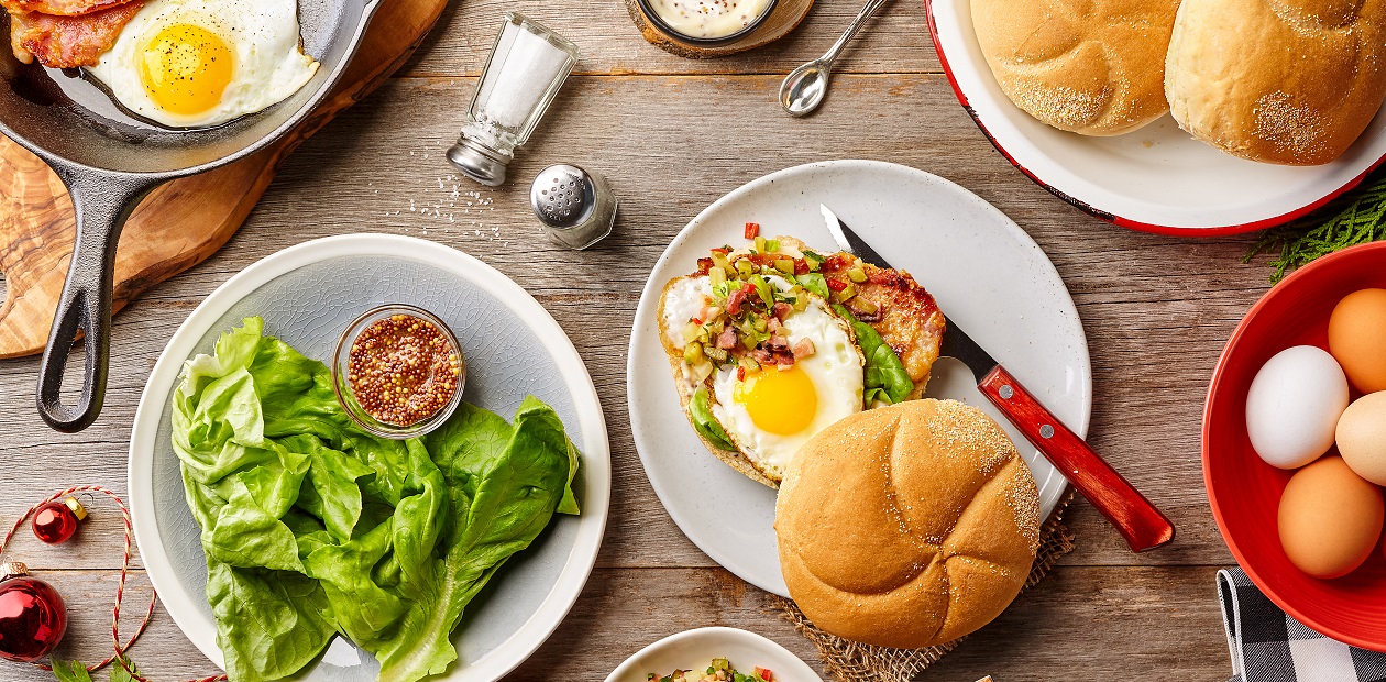 Œuf et bacon enrobé de semoule de maïs sur un petit pain