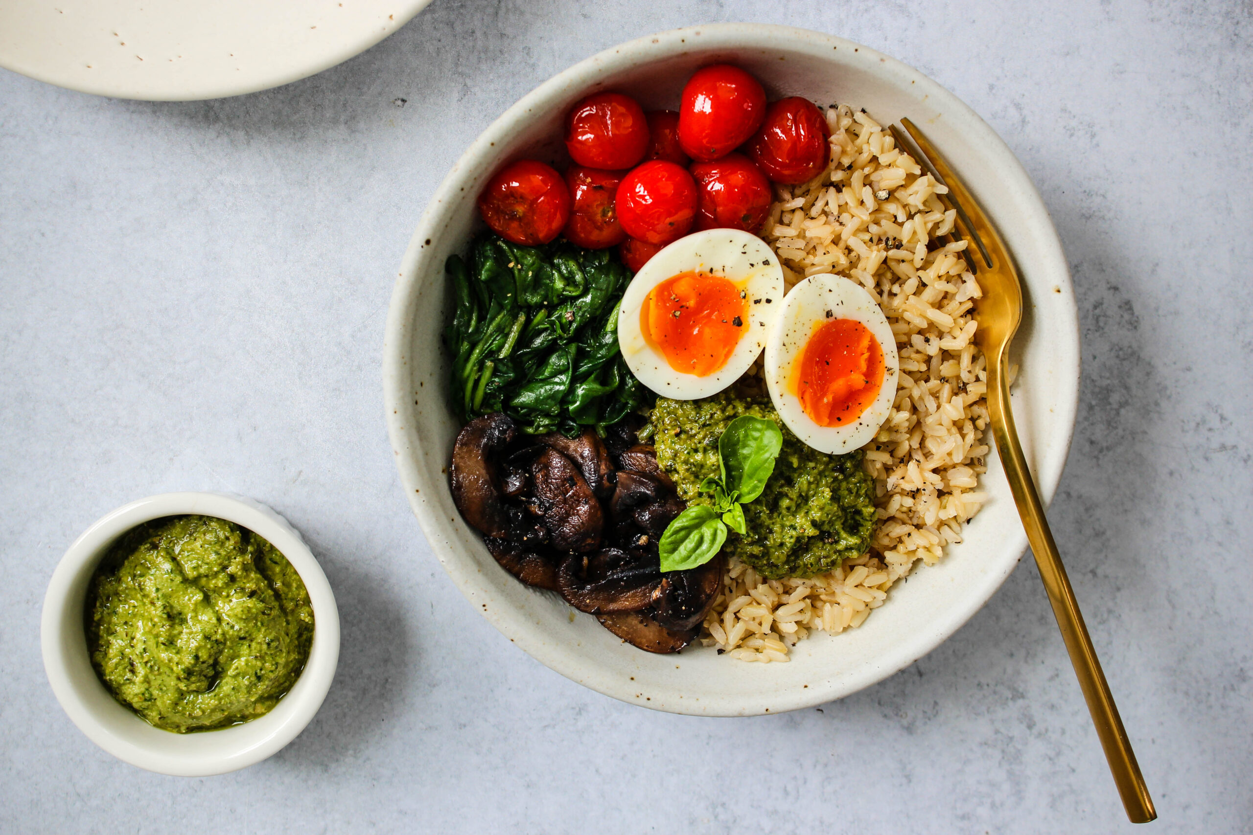 Bol de riz au pesto et œufs mollets