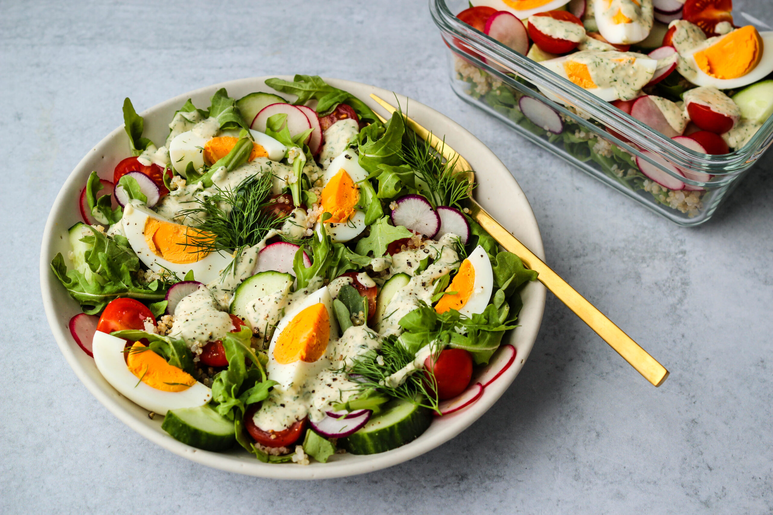 Salade de quinoa et vinaigrette au citron et au tahini