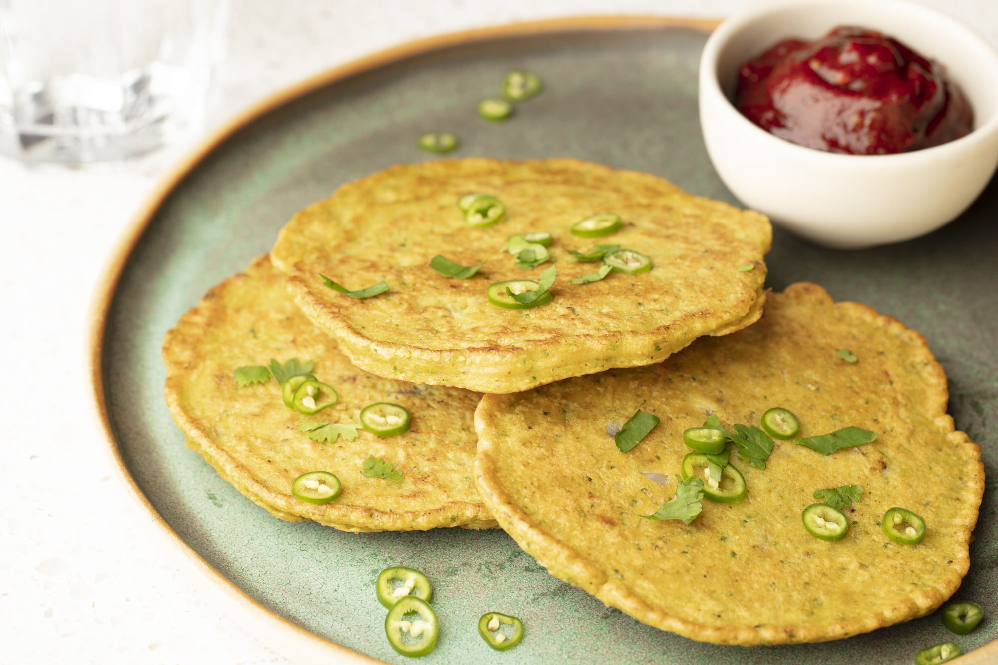 Crêpes salées au brocoli de style indien avec ketchup au chili épicé