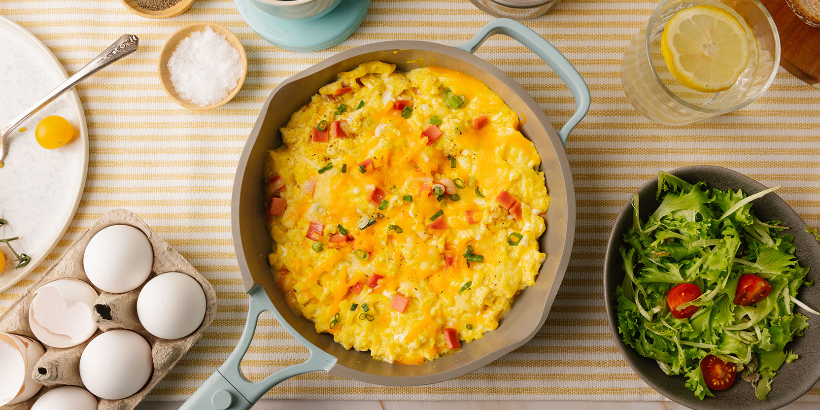 Œufs brouillés parfaits avec jambon et fromage