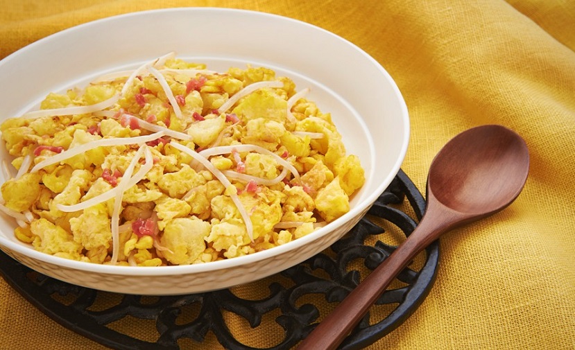 Œufs brouillés à la vessie natatoire et au jambon salé