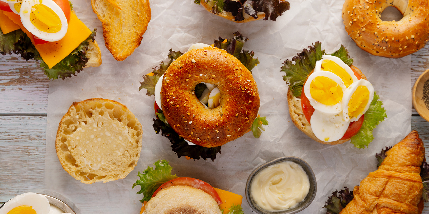 Sandwich aux œufs cuits durs tranchés