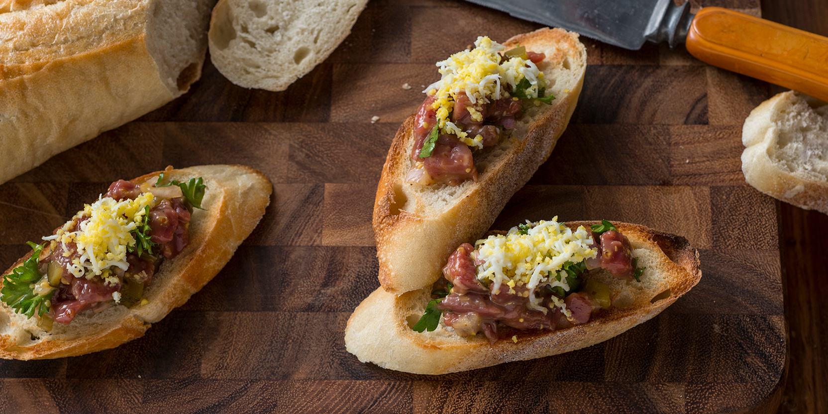 Steak tartare sur croûtons avec émincé d'œufs