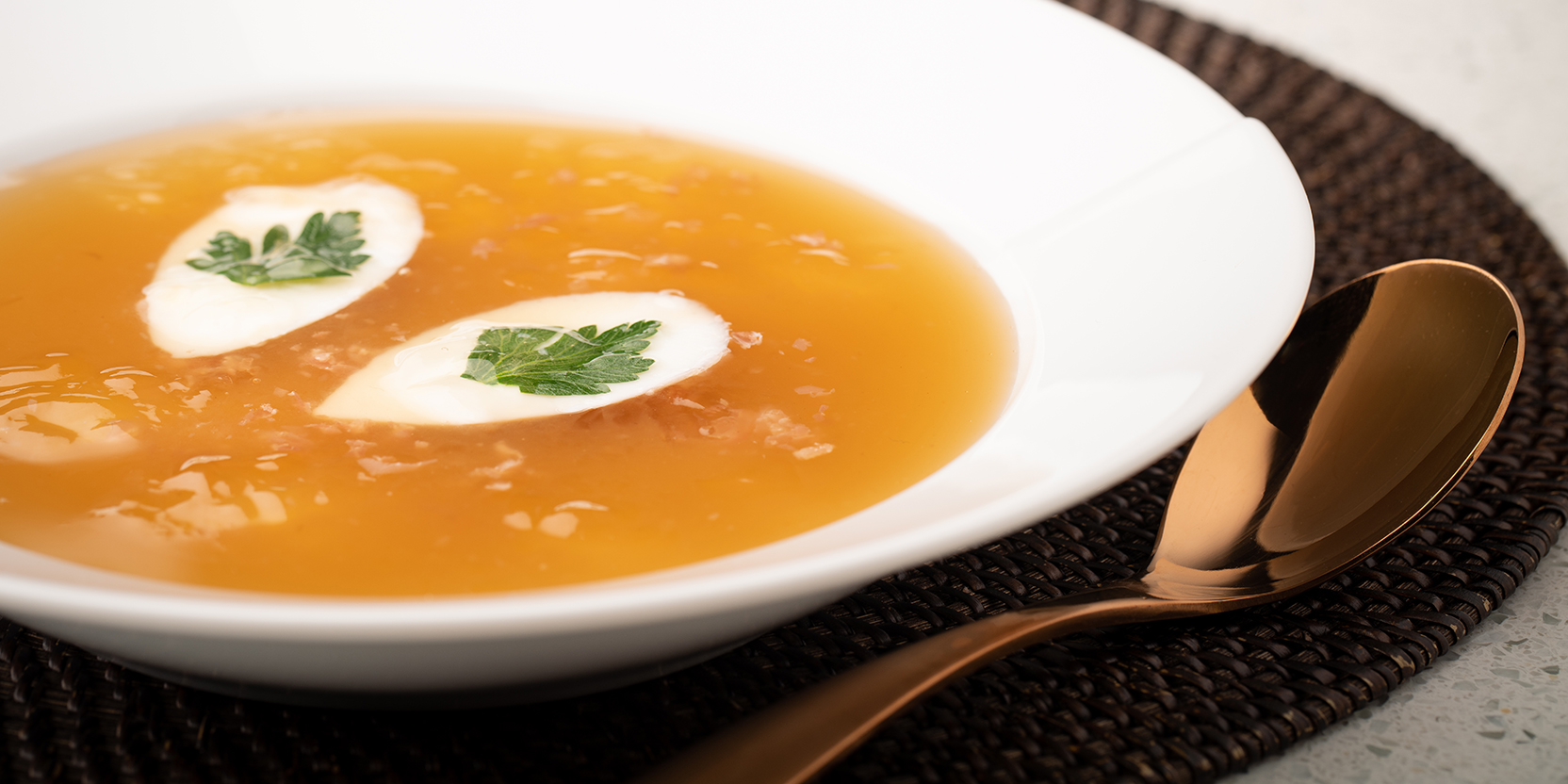 Soupe aux nids d’hirondelle à la vapeur