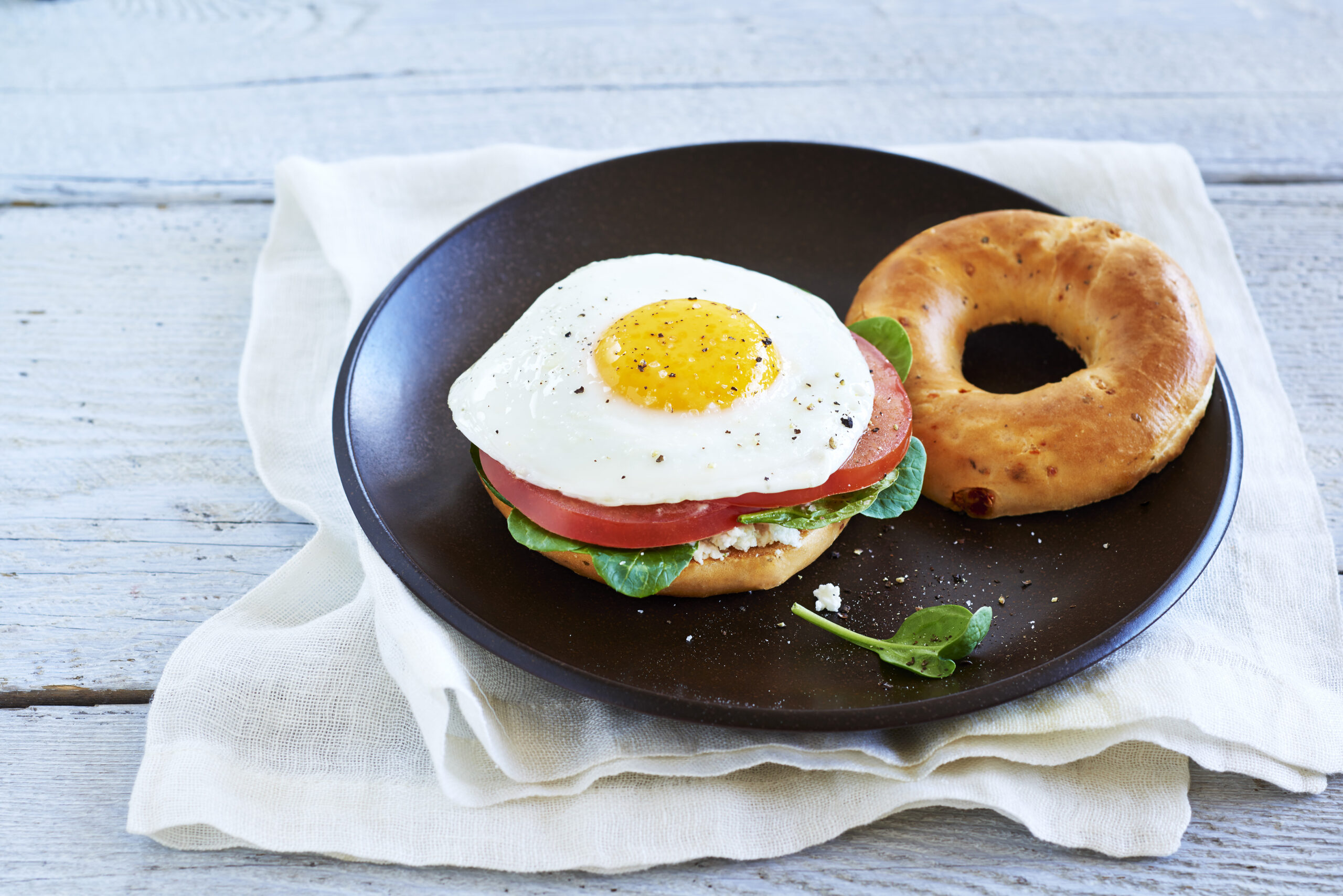 Bagels déjeuners aux œufs frits