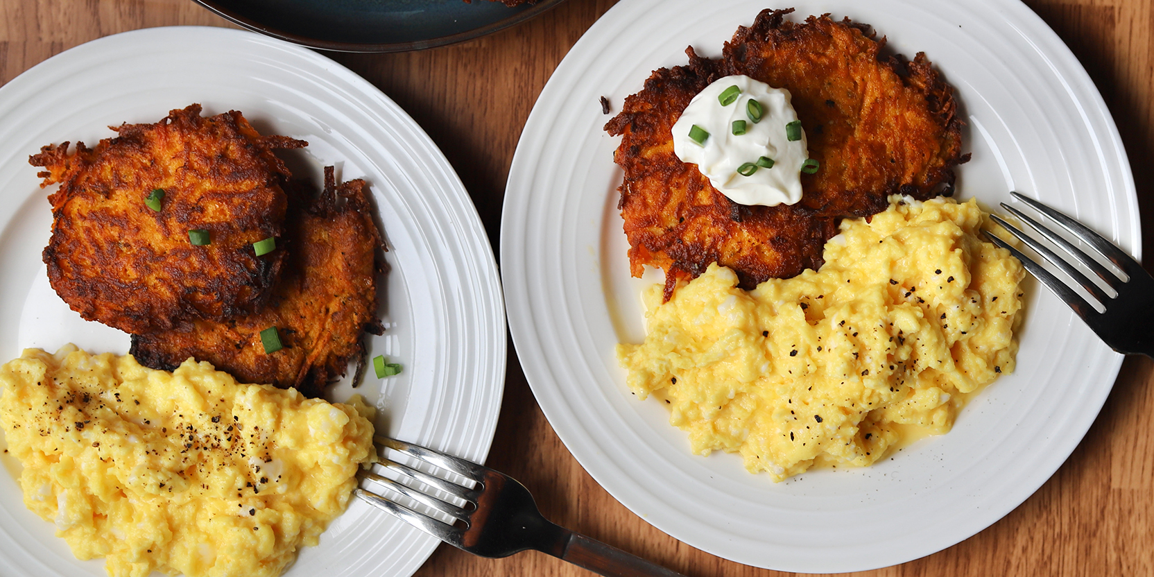 Latkes à la patate douce avec œufs brouillés