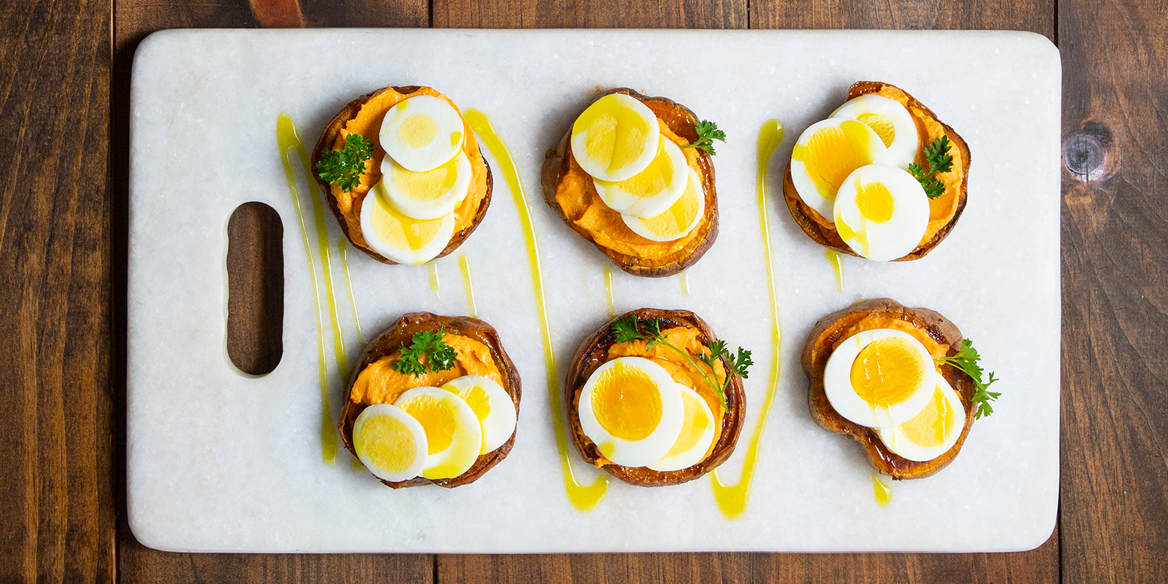 Œufs avec houmous et rondelles de patates douces