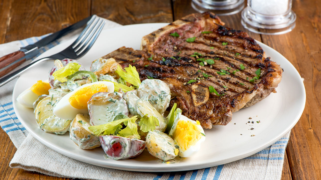 Bifteck et salade de pommes de terre estivale