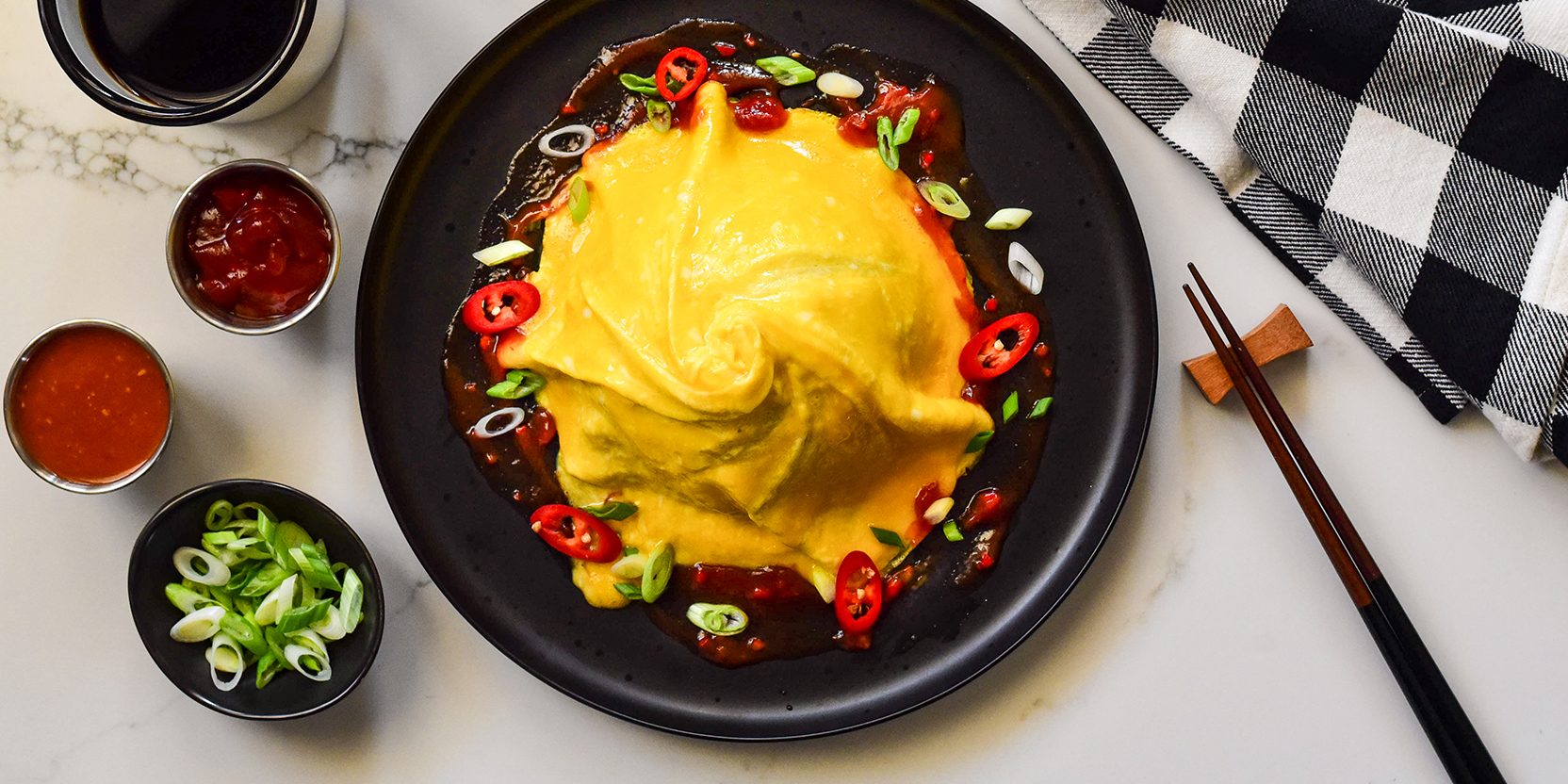 Omelette tornade (omurice) avec ketchup de Sriracha