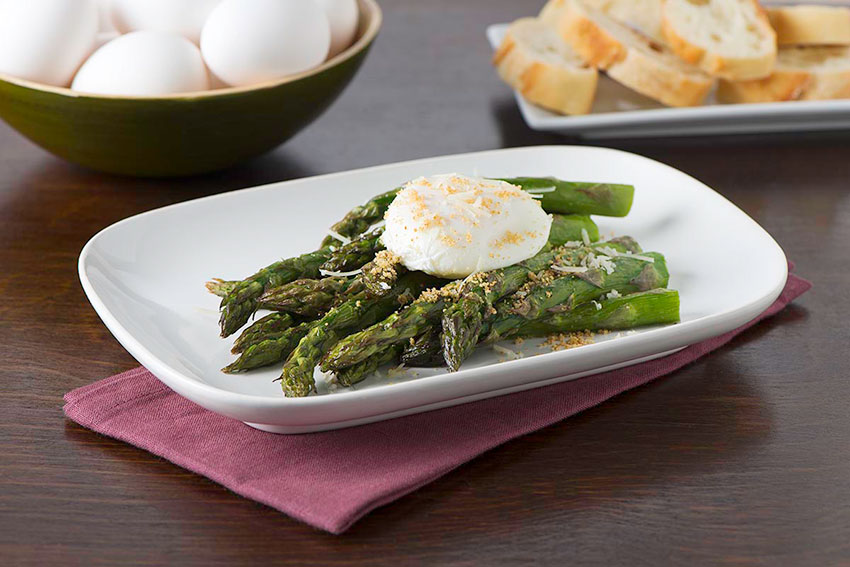Œufs pochés sur asperges grillées
