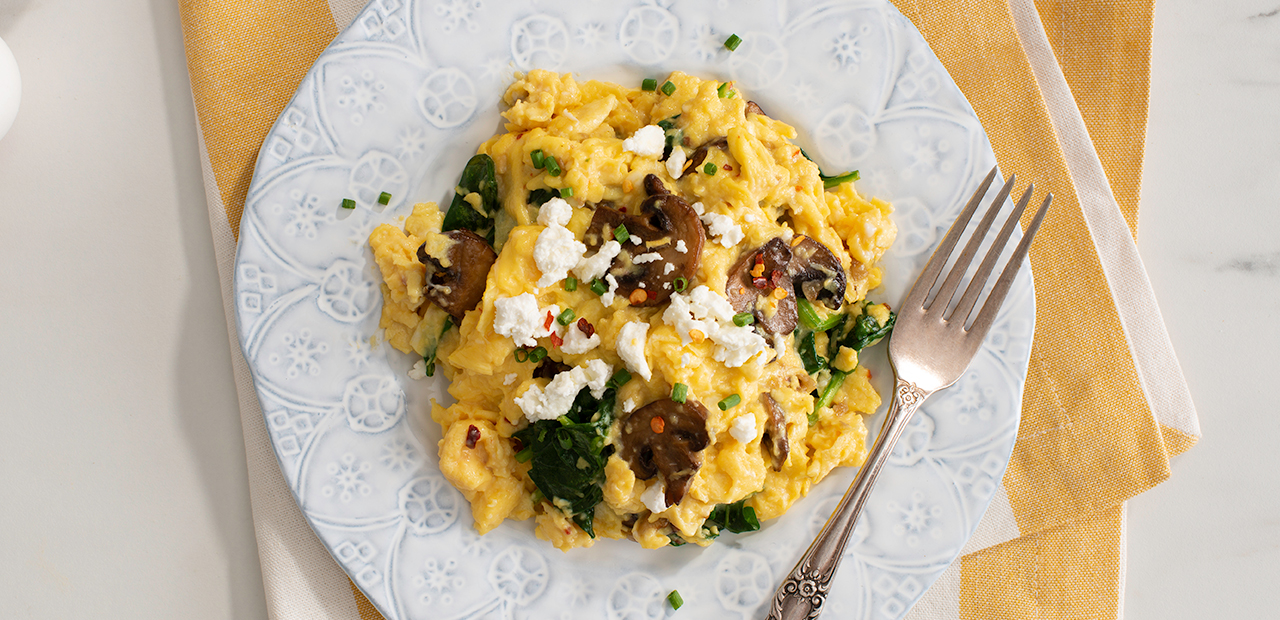 Œufs brouillés aux champignons, aux épinards et au fromage de chèvre