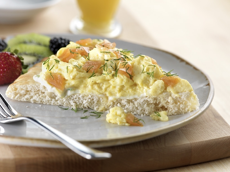 Œufs brouillés au saumon fumé sur focaccia