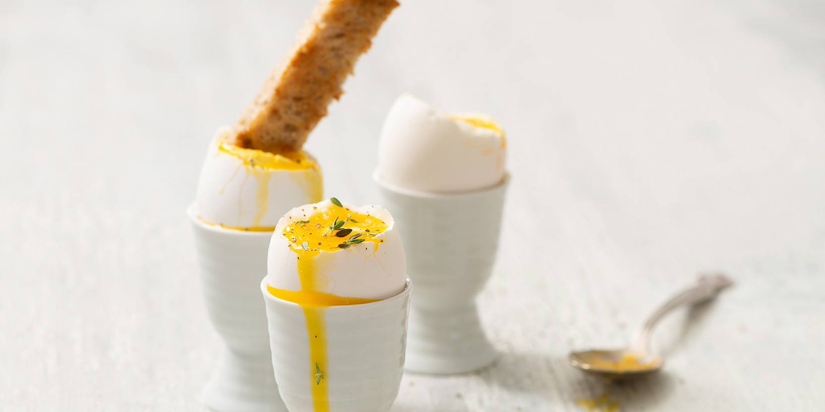 Service à oeufs en porcelaine | Puces Privées