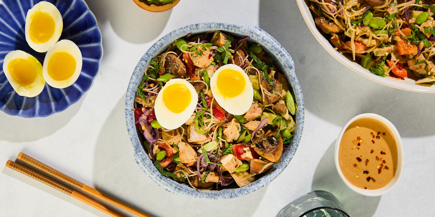 Bol de nouilles refroidies au porc et aux champignons avec œufs mollets