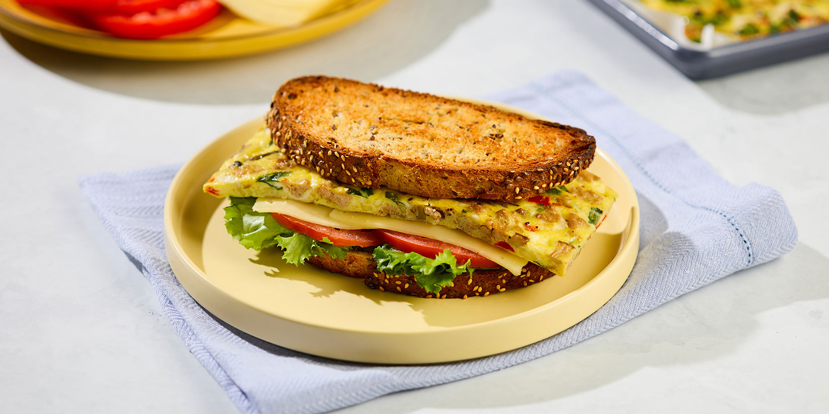 Sandwich aux champignons portobellos, œufs et porc